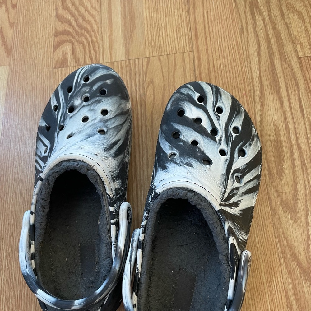 Men’s size 7 fleece lined crocs